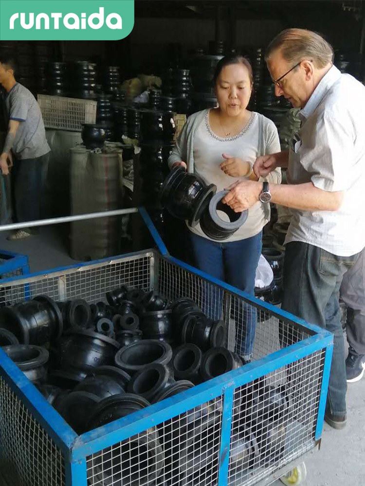 橡膠軟接頭國(guó)外客戶(hù)訪廠驗(yàn)貨